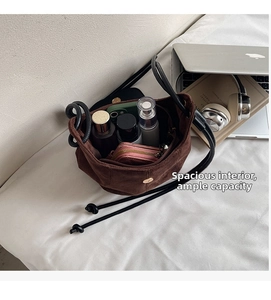 Vue intérieure du sac seau en daim marron montrant la capacité pour les objets du quotidien