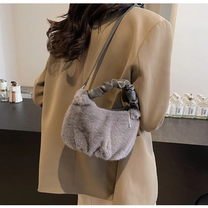 Détail du sac nuage en peluche grise avec poignée plissée et fine bandoulière en cuir
