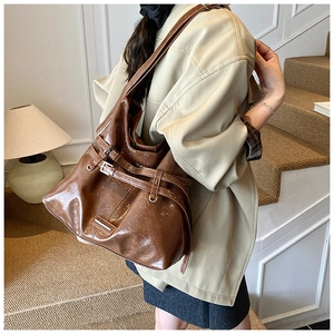 Borsa tote vintage in pelle cerata marrone con fibbia in metallo in un interno accogliente