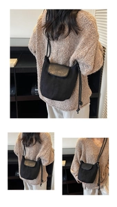 Détail du sac seau en toile noire avec fermeture à cordon et rabat usé