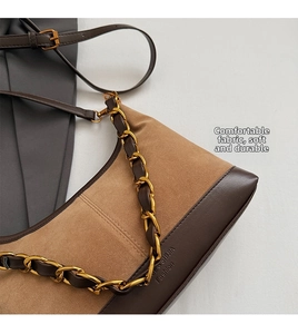 Detailansicht der zweifarbigen Eimertasche mit Wildleder-Textur und Goldkette