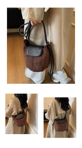 Détail du sac seau bicolore avec corps en daim marron et rabat noir en cuir synthétique
