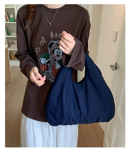 Dettaglio della borsa tote trapuntata blu navy con morbida trama imbottita e capiente