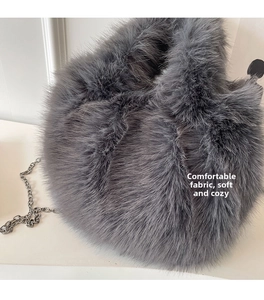 Détail de la texture en fausse fourrure grise et chaîne argentée du sac en peluche épuré