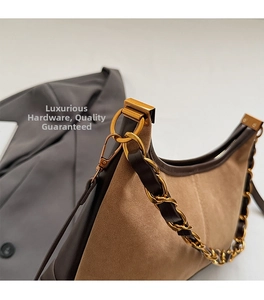 Detailansicht der braunen Wildledertasche mit Leder-Kettengurt und goldener Hardware