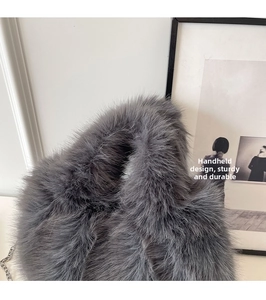 Détail de la texture en fausse fourrure grise et poignée solide sur un sac à main doux