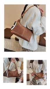 Detail der braunen Retro-Beuteltasche mit Wildleder-Textur und Perlenquasten-Dekor