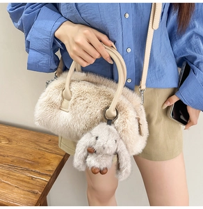 Dettaglio della borsa Boston in peluche bianco sporco con texture in pelliccia sintetica