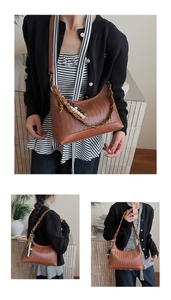 Details der braunen Hobo-Tasche mit Fischgrätmuster und böhmischem Perlenanhänger