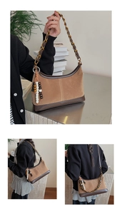 Details der Vintage-Umhängetasche aus braunem Wildleder mit Perlenquaste und Goldkette