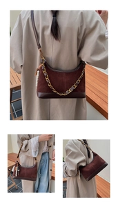 Detailansicht der braunen Hobo-Tasche aus Wildleder-Patchwork mit goldener Kette