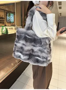 Détail d'un grand sac cabas en fausse fourrure pelucheuse grise et blanche