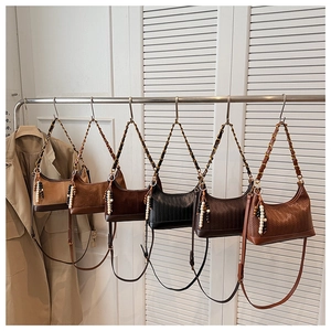 Chic Hobo-Taschen-Set mit Webmuster, Kettenriemen und Perlenanhängern im Detail