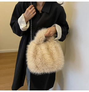 Gros plan sur le sac à main en fausse fourrure avec une chaîne en argent chic