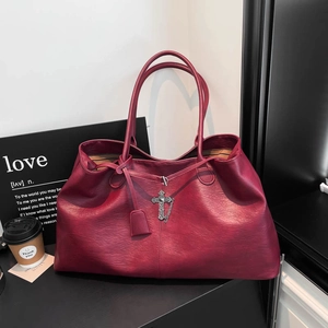 Elegante borsa tote bordeaux con grana litchi e ciondolo a croce argentata