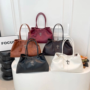 Borse shopper minimaliste in pelle con accenti metallici a croce gotica argentata