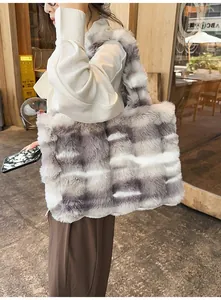 Détail du sac cabas en peluche rayé montrant la texture douce et sa grande capacité