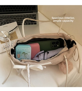 Detailansicht der beigen Wildledertasche mit großer Kapazität und Schleifen-Deko