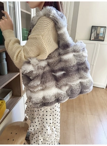 Grand sac cabas en peluche à motif marbre gris et blanc porté par un mannequin
