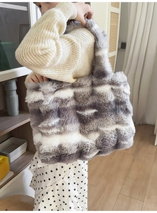 Détail du sac cabas en peluche douce avec motif nuage gris et texture moelleuse