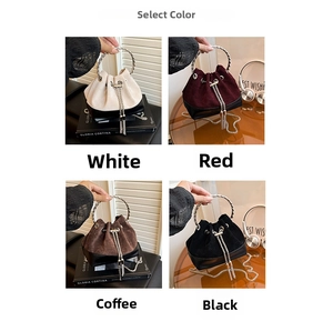 Sélection de sacs seau en quatre couleurs avec bandoulières et poignées anneaux