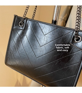 Dettaglio della borsa tote nera in ecopelle trapuntata con catena e cuciture argento