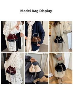 Détail de sacs seaux bicolores avec poignées en anneau métallique et pompons sur modèles