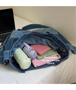 Grand sac cabas en denim bleu lavé montrant l'espace pour parapluie et tablette