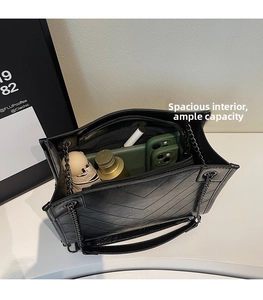 Vista dall'alto della borsa tote nera trapuntata a V che mostra la grande capacità interna