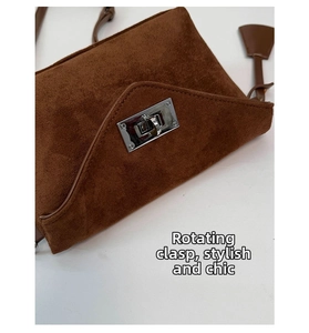 Detailaufnahme der braunen matten Ledertasche mit silbernem Metalldrehverschluss