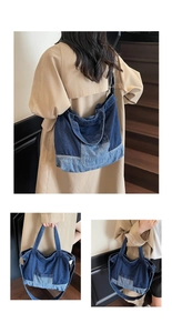 Détails du grand sac cabas en denim bleu avec poches patchwork et bandoulière réglable