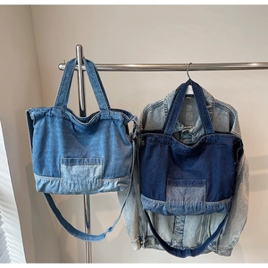 Détail de sacs fourre-tout en denim vintage avec bretelles et poche avant texturée