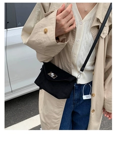 Detail der schwarzen matten Umhängetasche mit Silberverschluss im Streetstyle-Look
