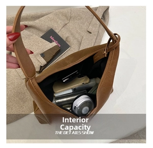 Vue de dessus du grand sac seau en cuir marron montrant sa capacité intérieure