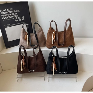 Sacs hobo chics en quatre couleurs avec perles en bois vintage et texture daim doux