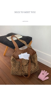 Gros plan d'un sac cabas en toile à motif léopard avec doublure en daim marron