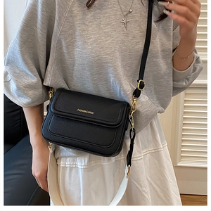 Sac bandoulière noir à motif litchi avec large sangle réglable et lettrage doré chic