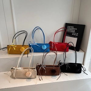 Modische Wildleder Baguette Schultertaschen in sechs Farben mit Plüschkugel-Anhängern