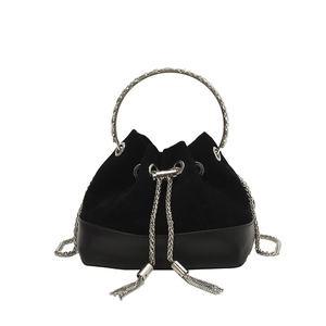 Sac seau rétro en velours noir avec poignée en métal sculpté et bandoulière chaîne
