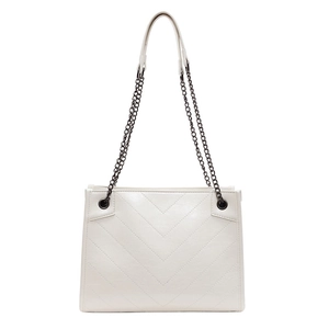 White large capacity tote bag with V-shaped quilting and silver chain shoulder strap
