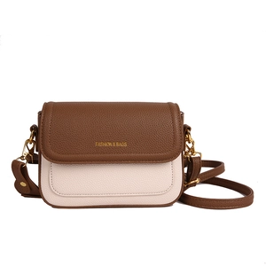 Sac bandoulière rétro texture litchi aux couleurs contrastées avec boucles dorées