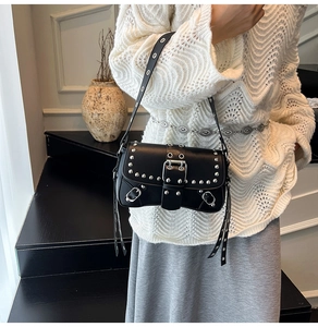 Detailansicht der schwarzen matten Ledertasche mit Silbernieten und Ösenriemen