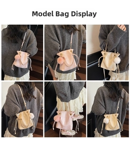 Détail du mini sac seau avec chaîne dorée, cordon de serrage et charmant pompon doux