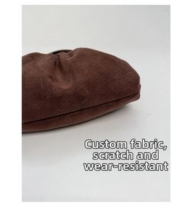 Detailansicht der dunkelbraunen Wildleder-Cloud-Tasche mit kratzfestem Stoffdesign