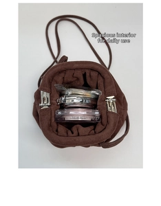 Detailansicht der dunkelbraunen Wildledertasche mit Platz für tägliche Kosmetikutensilien
