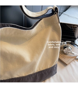 Détail du grand sac cabas en toile avec coutures contrastées et base grise renforcée