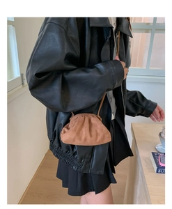 Detail der braunen Wildleder-Cloud-Bag mit Plissee-Kordelzug und schmalem Schultergurt