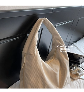 Détail du sac cabas en velours côtelé beige avec texture fine et bandoulière large
