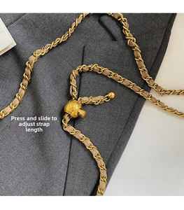 Détail de la bandoulière en chaîne dorée ajustable avec boucle coulissante pour le réglage