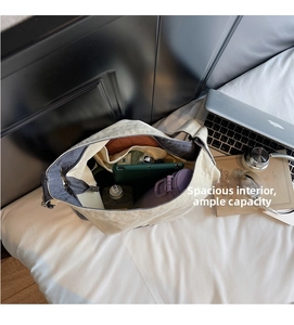 Vue intérieure d'un grand sac en toile montrant une grande capacité pour le quotidien